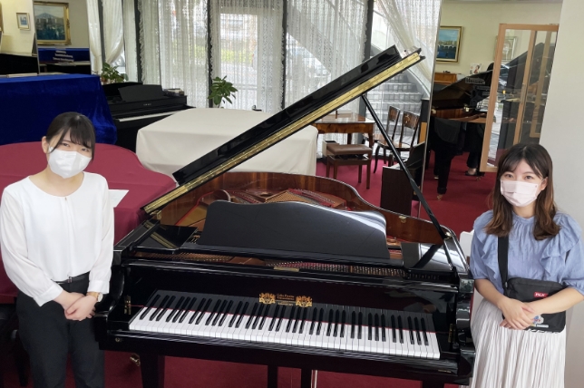 ピアノとスタッフの方々が並んだ写真