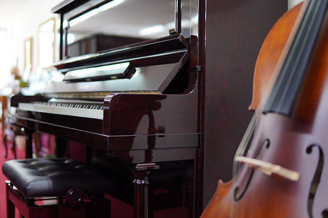 ピアノとバイオリンが並んだ写真